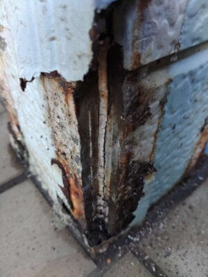 ケレン作業外壁塗装の事なら浜松塗装専門店加藤塗装柱修繕補修工事錆サビさび腐食柱が折れる危険