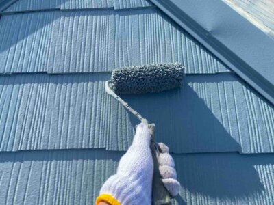 太陽光パネル屋根塗装工事外壁塗装の事なら浜松塗装専門店加藤塗装令和4年最新情報ソーラーパネル発電養生どうする養生シートするしない危険性上塗りローラー