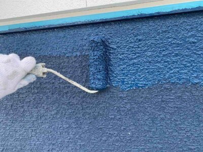 下塗りペイントサイディングの上からリシン吹付外壁模様デザインお洒落外壁塗装の事なら浜松塗装専門店加藤塗装透明塗料中塗り塗装と上塗り塗装は別の色で塗装すべき塗り残しがある色の見え方青い外壁