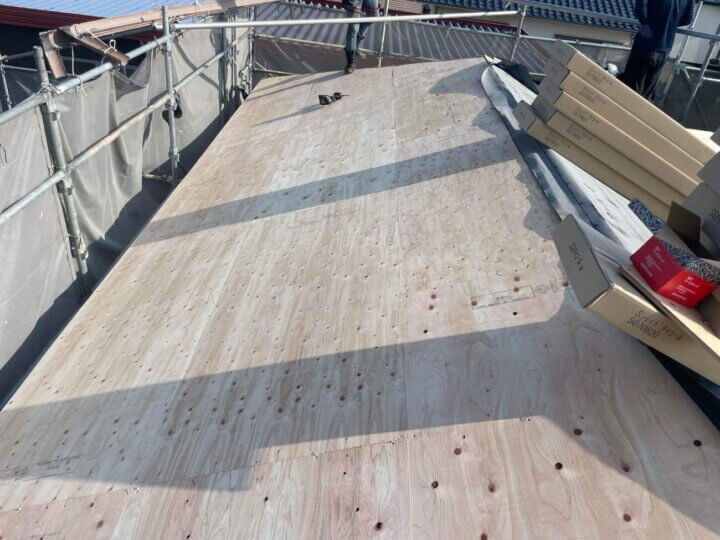 屋根瓦撤去後に野地板を設置。